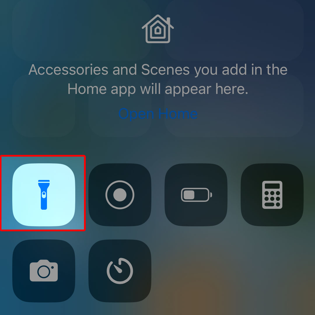 turn iphone14 flashlight on 2